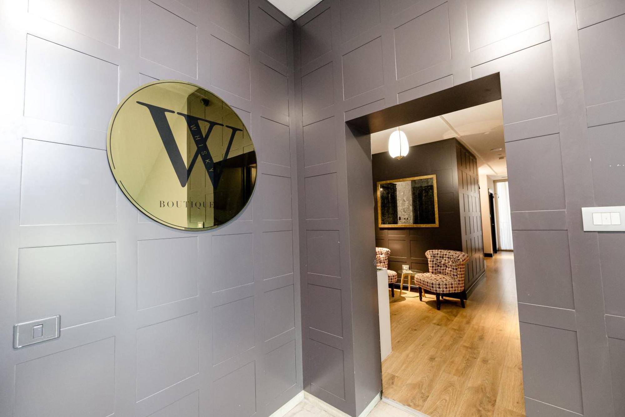 Boutique Hotel Whisky Тирана Экстерьер фото